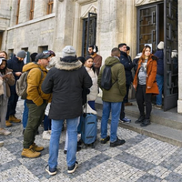 Ne ustavi jih niti mraz: turisti več ur v vrsti čakajo na nenavadno atrakcijo