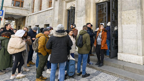 Ne ustavi jih niti mraz: turisti več ur v vrsti čakajo na nenavadno atrakcijo