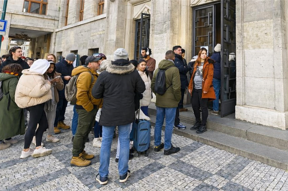 Ne ustavi jih niti mraz: turisti več ur v vrsti čakajo na nenavadno atrakcijo (foto: Profimedia)