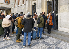 Ne ustavi jih niti mraz: turisti več ur v vrsti čakajo na nenavadno atrakcijo