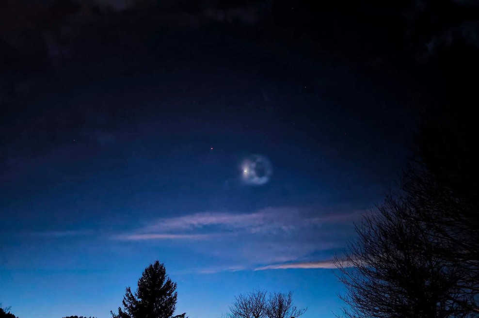 Vsa Slovenija začudeno opazovala nenavadno svetlobo na nebu: razkrivamo, kaj jo je povzročilo (foto: Facebook/Neurje.si)