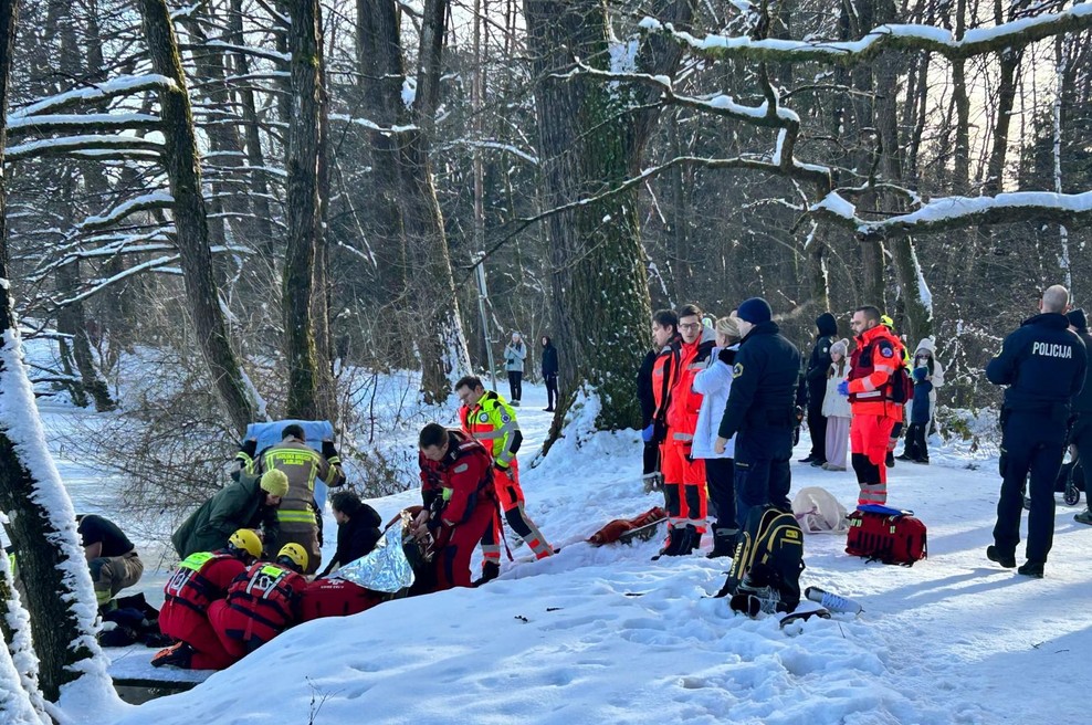 Reševalna akcija v Ljubljani: v Koseški bajer sta padli dve osebi (FOTO) (foto: STA)