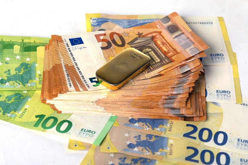 Vodnar Za vodnarje februar prinaša nepričakovane finančne darove – od dediščine do dragocenih daril, ki lahko popolnoma spremenijo načrt za …