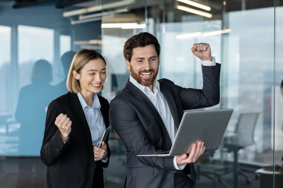 Škorpijon – strast, ki premika meje Njihova strast in intenzivnost ju poganjata naprej, tudi ko je težko. Škorpijoni verjamejo v …