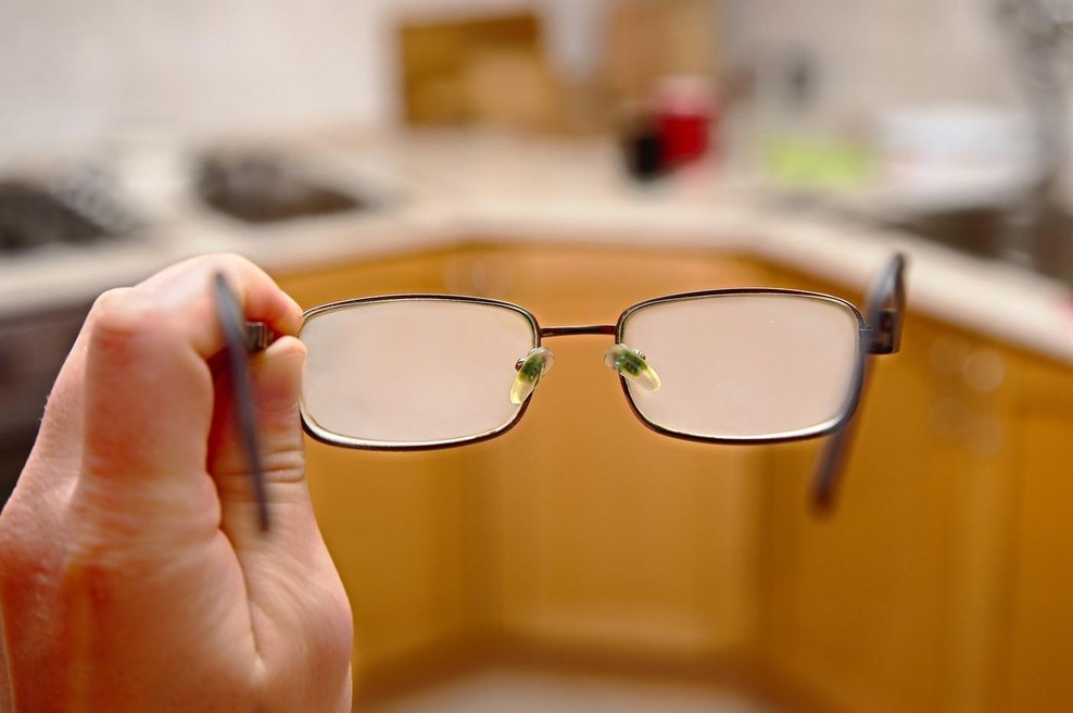 Se vam pozimi ves čas rosijo očala? Ena stvar, ki jo imamo doma vsi, bo težavo rešila takoj! (VIDEO) (foto: Profimedia)