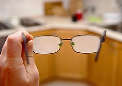 Se vam pozimi ves čas rosijo očala? Ena stvar, ki jo imamo doma vsi, bo težavo rešila takoj! (VIDEO)