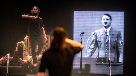 Predstava Življenje in časi Bertolta Brechta ATP Novo mesto