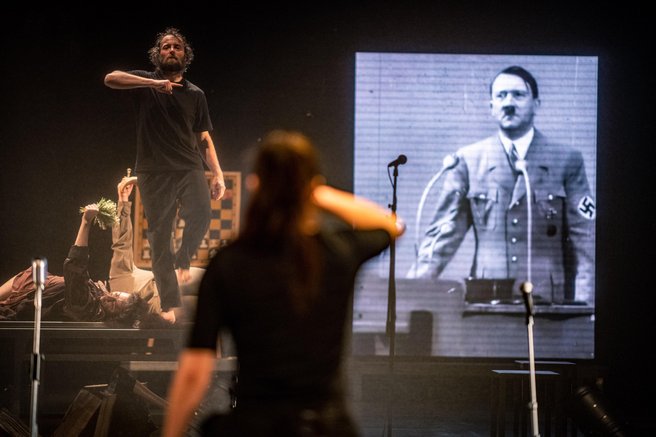 Predstava Življenje in časi Bertolta Brechta ATP Novo mesto