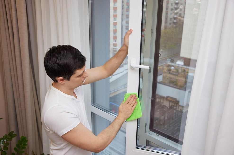 Čiščenje oken še ni bilo tako enostavno: s pripomočki, ki jih imate gotovo že doma, se bodo bleščala kot še nikoli (foto: Profimedia)