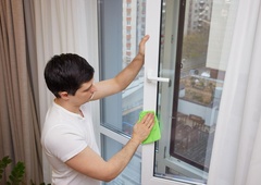 Čiščenje oken še ni bilo tako enostavno: s pripomočki, ki jih imate gotovo že doma, se bodo bleščala kot še nikoli