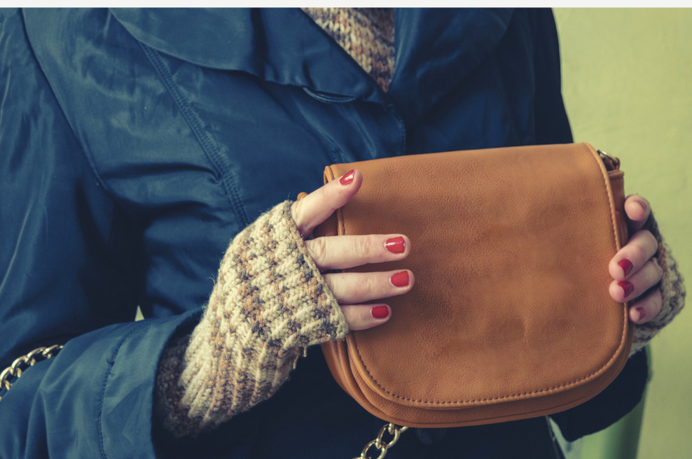 Drama v azilnem centru: 38-letnica žalila varnostnike, nato pa iz torbice potegnila 30-centimetrski dildo ... (foto: Profimedia)