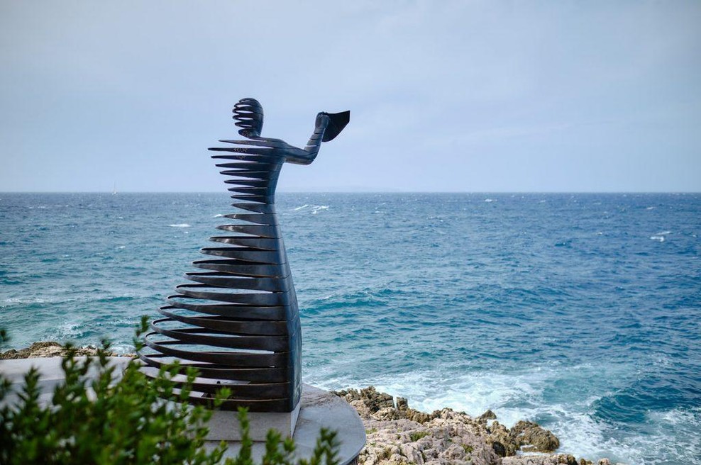 Žalostna zgodba, ki stoji za najbolj ganljivo skulpturo ob Jadranskem morju — kdo je bila Marija? (foto: Visit Lošinj)