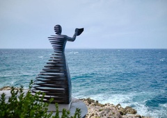 Žalostna zgodba, ki stoji za najbolj ganljivo skulpturo ob Jadranskem morju — kdo je bila Marija?