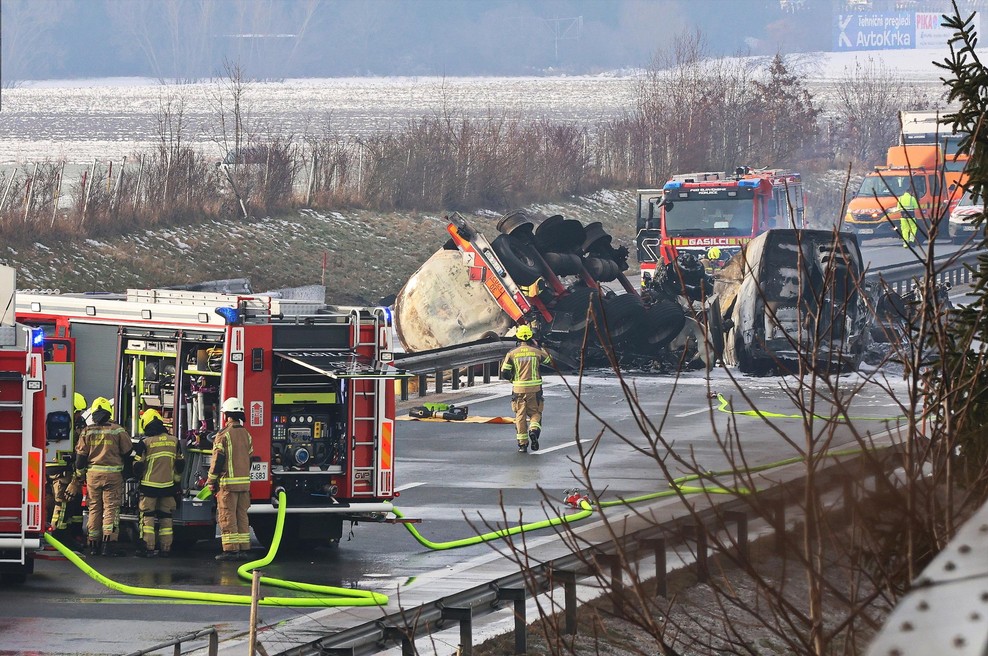 Huda prometna nesreča na štajerski avtocesti: na kraju nesreče izbruhnil obsežen požar (FOTO in VIDEO) (foto: Bobo)