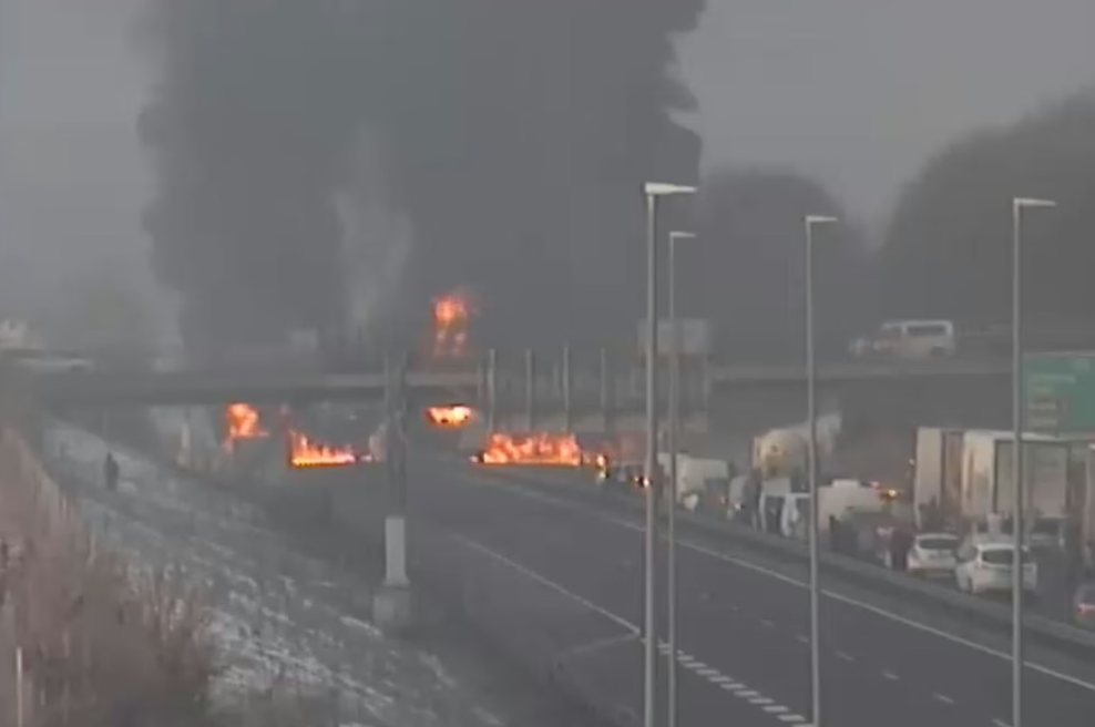 Huda prometna nesreča na štajerski avtocesti: na kraju nesreče izbruhnil obsežen požar (FOTO in VIDEO) (foto: Facebook/Promet.si)