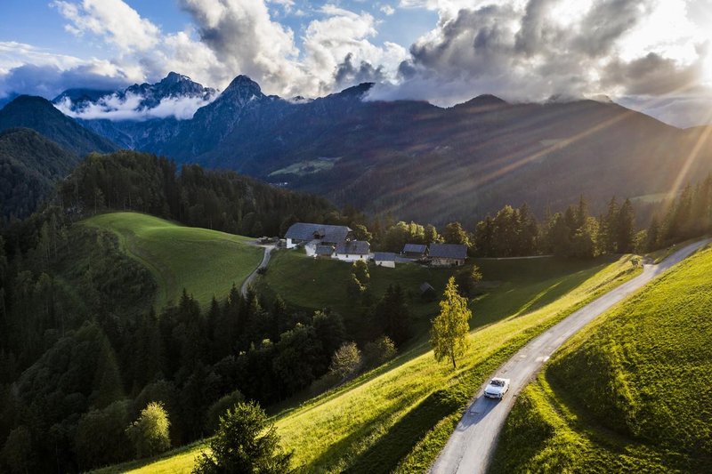 Solcava narava turistka avto voznja