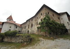 Luč na koncu tunela za slovenski grad z burno zgodovino — v njem boste po novem lahko celo prespali