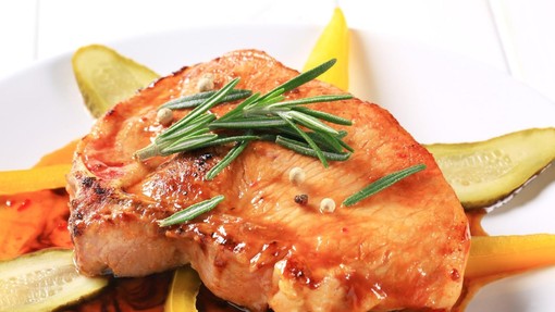 Trik vrhunskih kuharjev: samo tako bodo kotleti v ponvi vsakič mehki in sočni – gre za korak, ki ga ne smete preskočiti