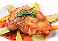 Nasvet mesarke za popolne, mehke in sočne svinjske kotlete: "Številni ne naredijo tega, a je nujno"