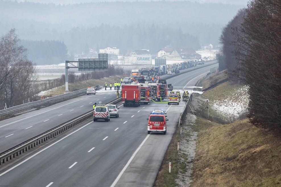 Kdaj bo štajerska avtocesta v celoti odprta? Dan po hudi nesreči še nastajajo zastoji (foto: Bobo)