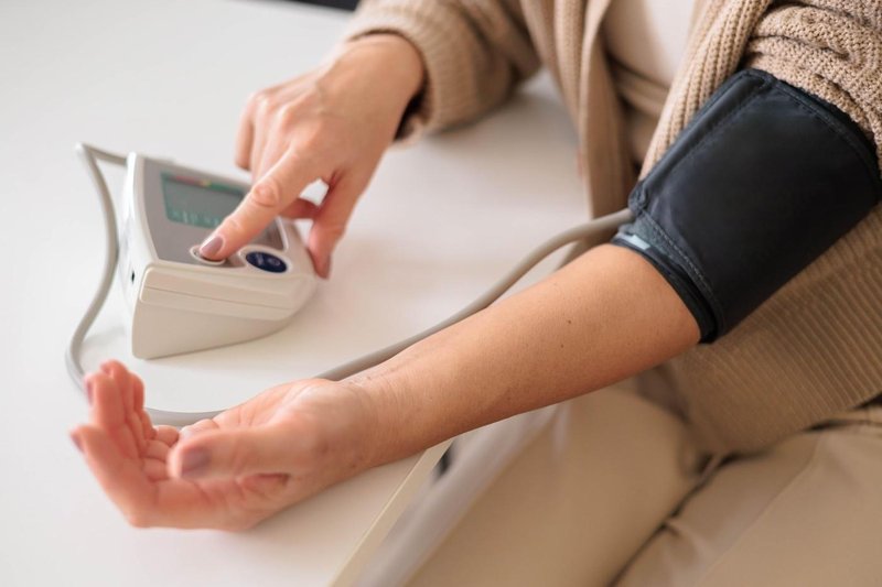 visok krvni tlak merjenje pritisk