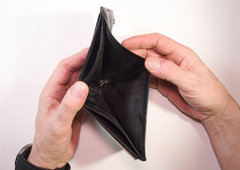 Ta 4 astro znamenja bodo februarja zakrpala finančno luknjo, ki je nastala v njihovi denarnici