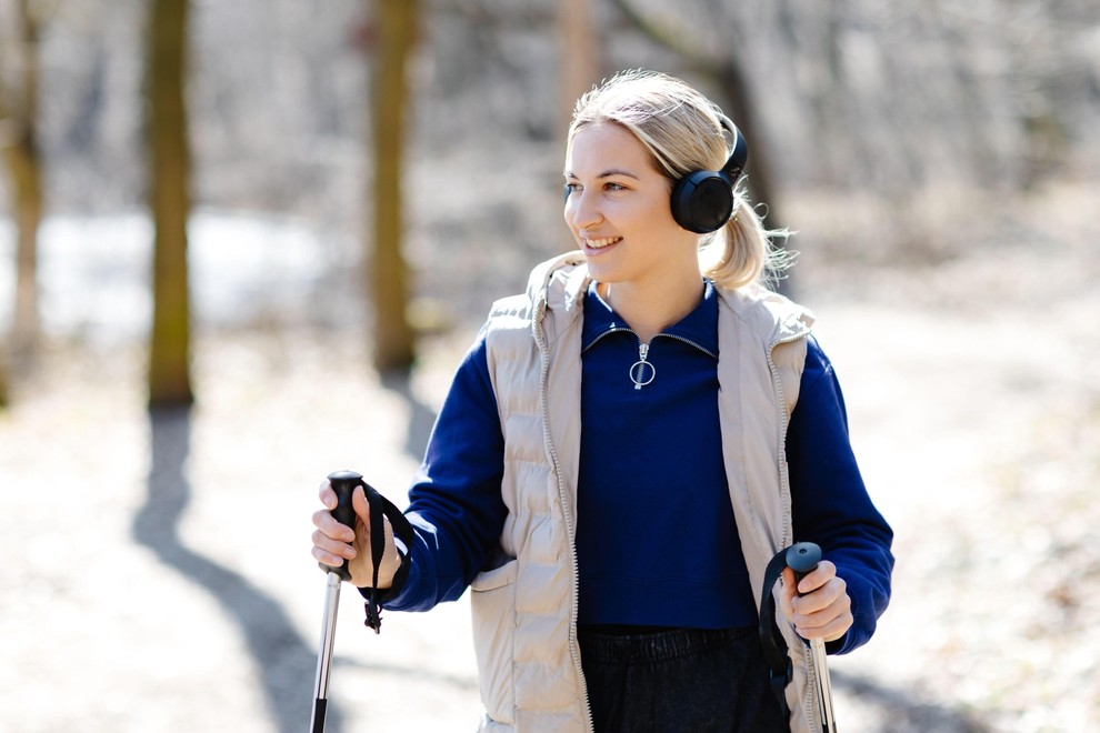 SLUŠALKE Nekaterim je lažje hoditi ob poslušanju glasbe ali podkasta, saj pri tem malce pozabijo na fizični napor, ali pa …
