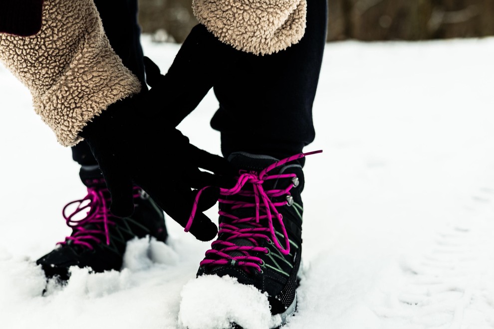 PRIMERNA OBUTEV Tudi če greste le na sprehod po bližnji okolici, si ne obujte katerihkoli čevljev. Tisti, ki jih nosite …