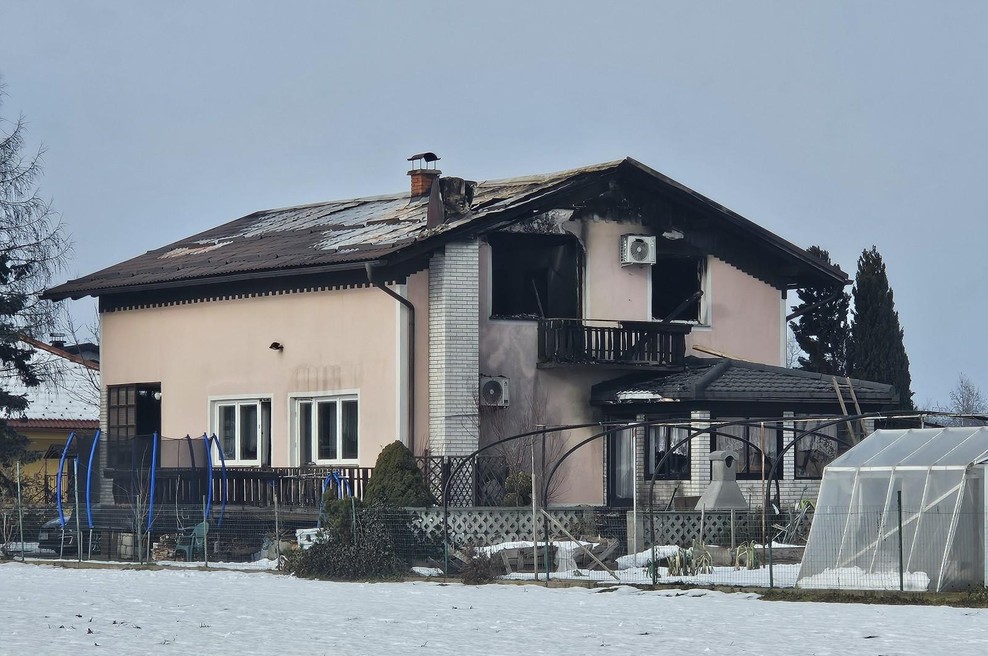 Po grozljivem požaru in smrti petletnega otroka družini na pomoč priskočila občina (foto: Gregor Mlakar/STA)