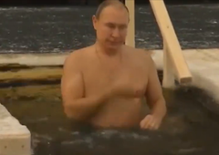 Vladimir Putin se je slekel v kopalke in se nastavil kameri: video je preplavil družbena omrežja