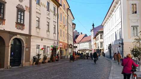 stara Ljubljana center središče turisti ljudje