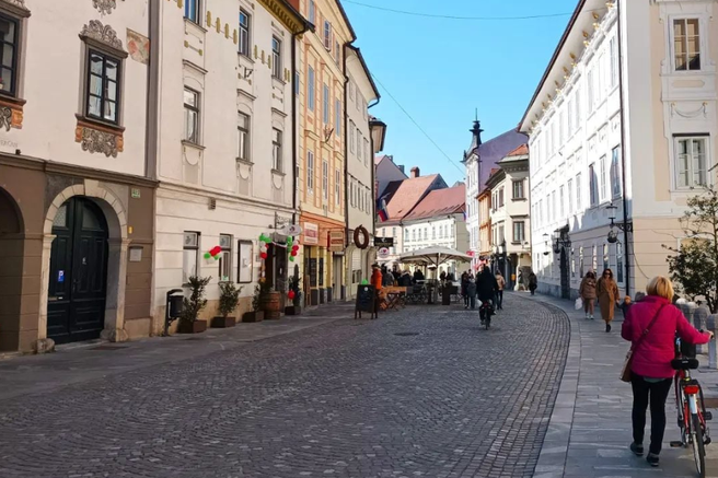 stara Ljubljana center središče turisti ljudje
