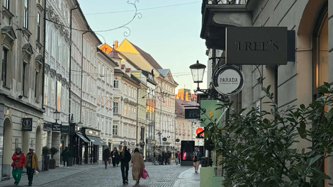 stara Ljubljana center središče turisti ljudje