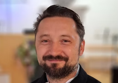 Slovenski duhovnik z neobičajno pridigo v smeh spravil vso cerkev (VIDEO)