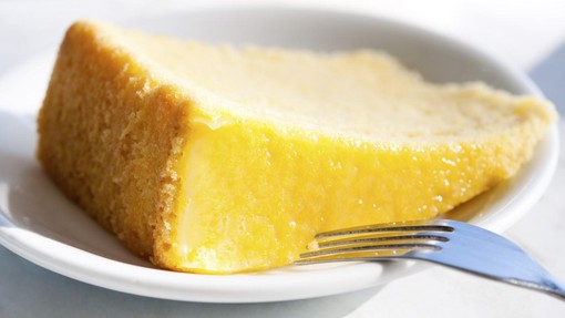 Jeste ga lahko vsak dan in se ne zredite: lahek kolač z grškim jogurtom, ki ga zna pripraviti vsak