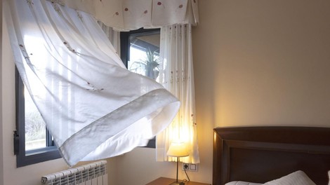 spalnica odprto okno