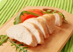 S pomočjo te sestavine bodo pečene piščančje prsi ostale sočne, pravijo kuharji, ki so razkrili svoj priljubljeni trik