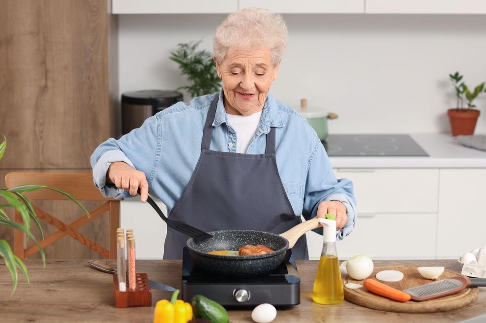 Babica peče klobase (foto: Profimedia)