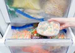 Če imate v zamrzovalniku to, takoj zavrzite: lahko je strupeno, opozarjajo strokovnjaki