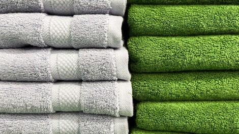 Zdi se nepomembna, a je tu s točno določenim namenom: resnica o skrivnostni črti na brisačah