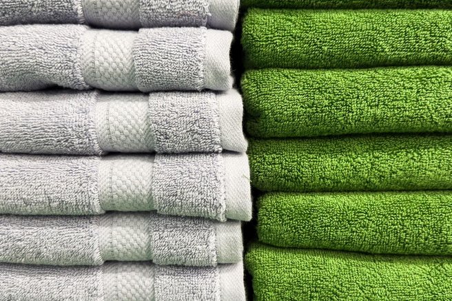 Zdi se nepomembna, a je tu s točno določenim namenom: resnica o skrivnostni črti na brisačah