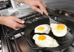 Moški več kot leto dni vsak teden pojedel kar 28 jajc: kar je sledilo, je presenetilo vse