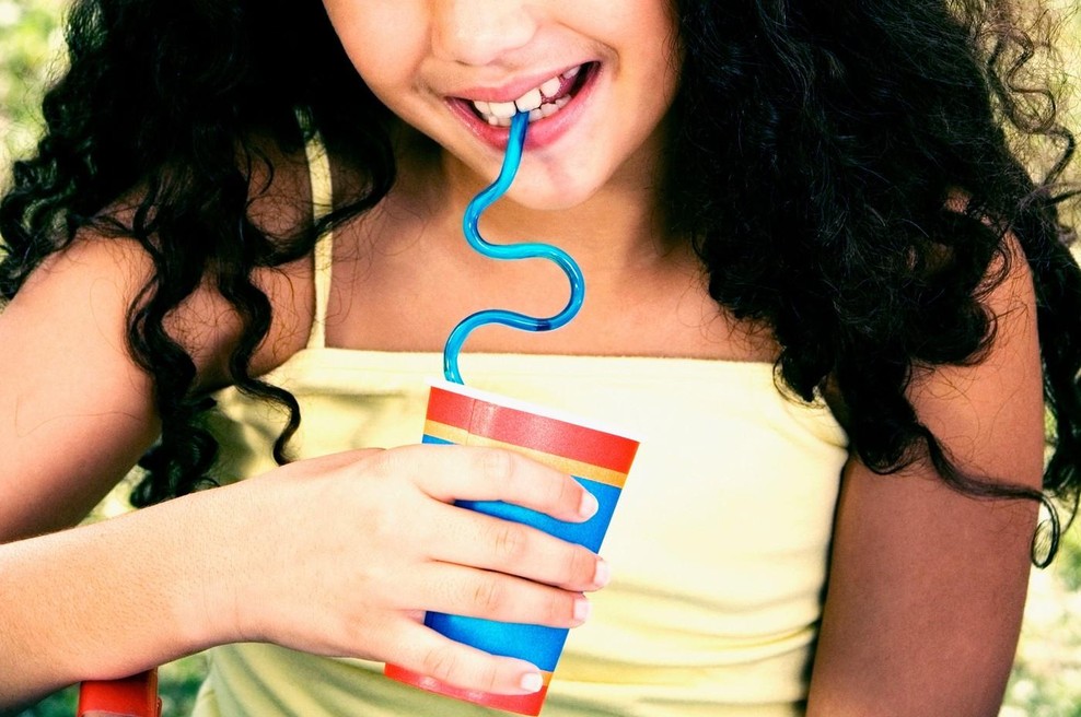 Dekle pije sok (foto: Profimedia)