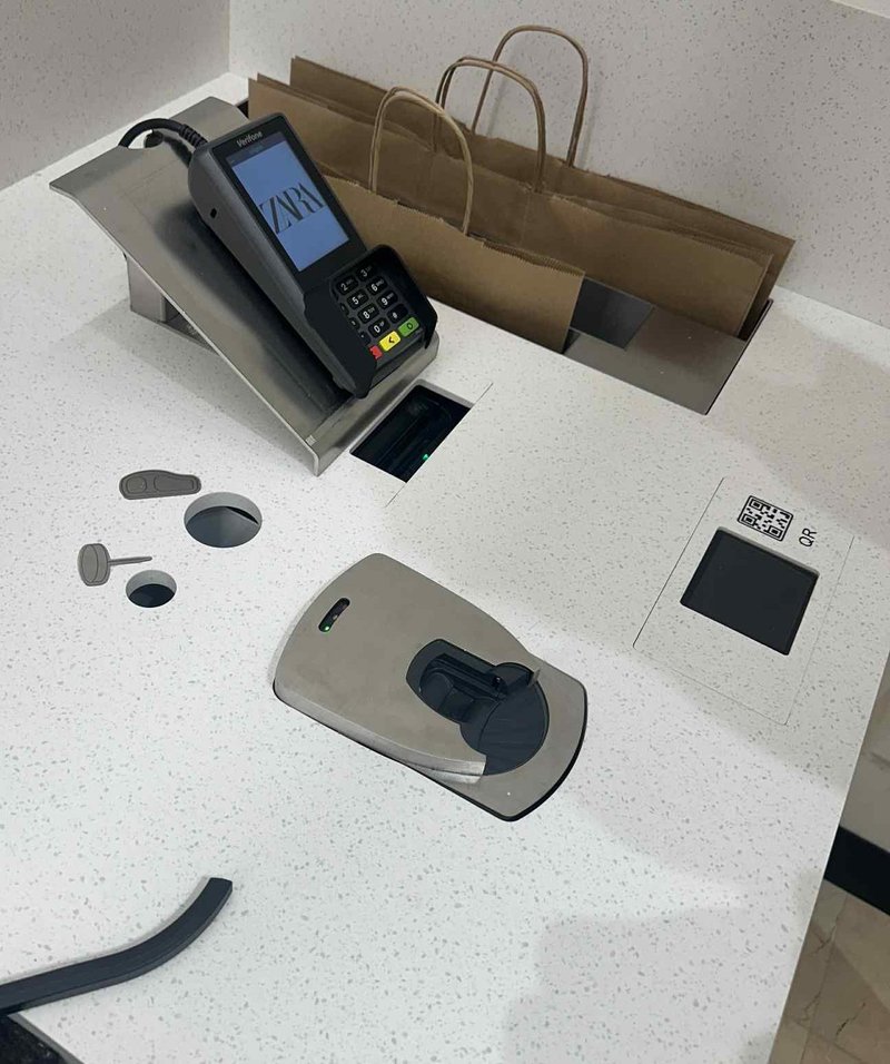 Velik šok: v znani slovenski trgovini vse blagajne zamenjali s samopostrežnimi, kupci ogorčeni