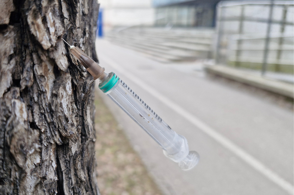 Nevarni predmeti na javnih površinah: če naletite na takšen prizor, morate storiti to (foto: Uredništvo)