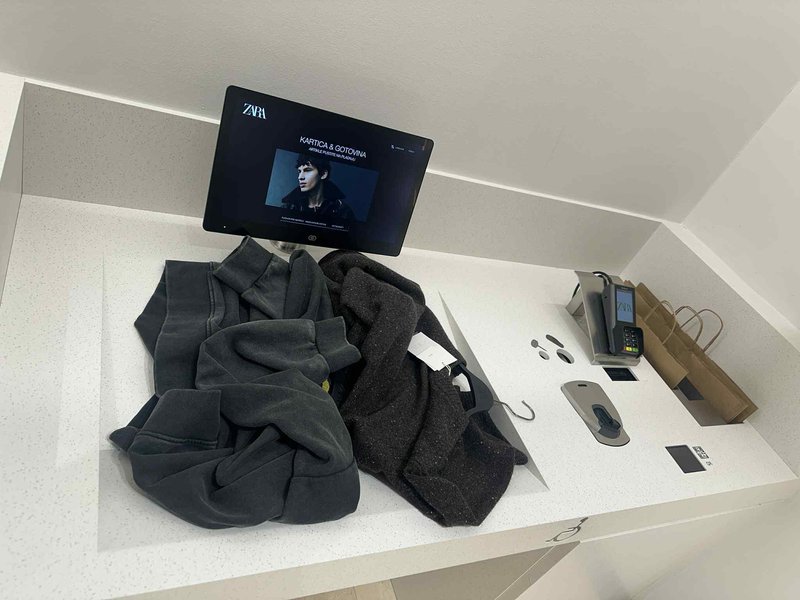 Velik šok: v znani slovenski trgovini vse blagajne zamenjali s samopostrežnimi, kupci ogorčeni