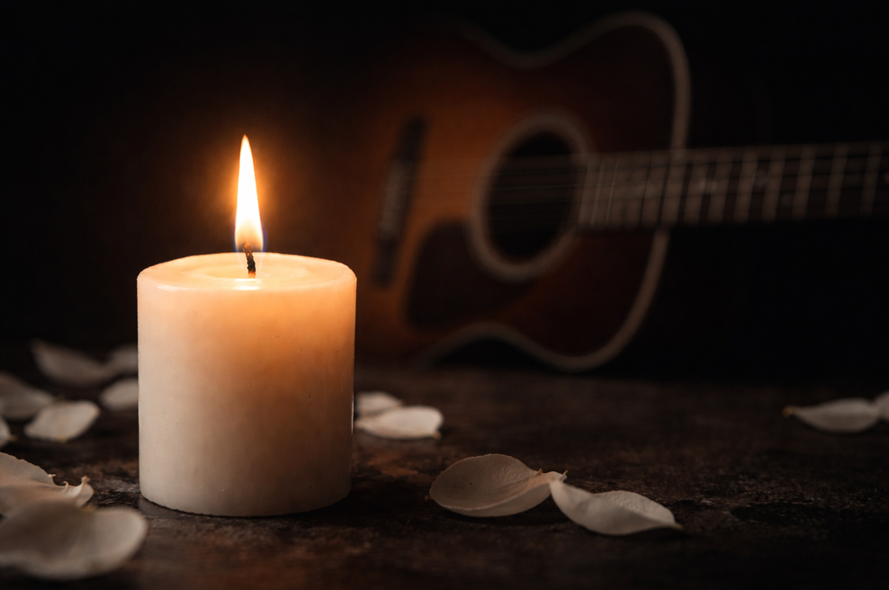 V grozljivem požaru umrl legendarni kantavtor (foto: ChatGPT)