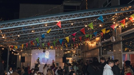 Na nekdanji terasi enega največjih hotelov v Jugoslaviji danes deluje nov bar: ljubljansko srečevališče za ljubitelje glasbe, piva in dobre hrane