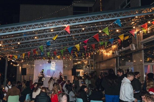 Na nekdanji terasi enega največjih hotelov v Jugoslaviji danes deluje nov bar: ljubljansko srečevališče za ljubitelje glasbe, piva in dobre hrane