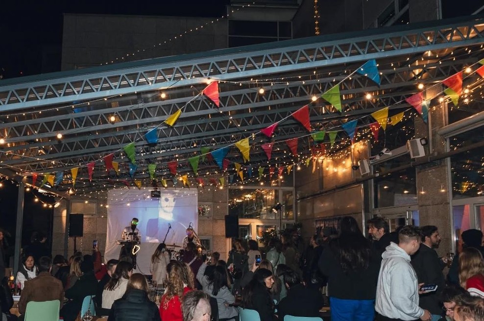 Na nekdanji terasi enega največjih hotelov v Jugoslaviji danes deluje nov bar: ljubljansko srečevališče za ljubitelje glasbe, piva in dobre hrane (foto: Facebook/Voyager Craft Bar)